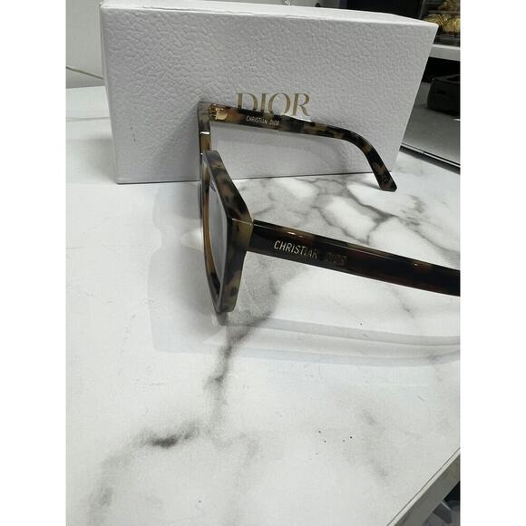 Christian Dior Tortoise Shell Sunglasses - Like New with Box & Case - Picture 2 of 2
